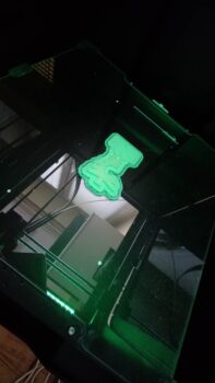 na rysunku widoczny model choinki drukowany w drukarce 3D